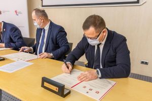 Burmistrz Mariusz Piątkowski podpisuje list intencyjny