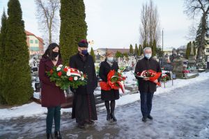 składanie kwiatów pod pomnikiem powstańców styczniowych