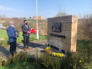 zdjęcie składanie kwiatów pod pomnikiem "Żydowskim" w Golubiu-Dobrzyniu