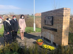 zdjęcie składanie kwiatów pod pomnikiem "Żydowskim" w Golubiu-Dobrzyniu