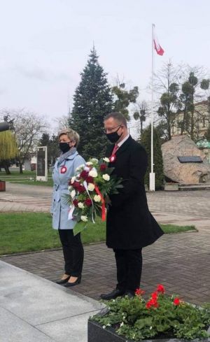 składanie kwiatów pod pomnikiem 3 maja