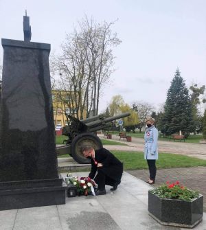 składanie kwiatów pod pomnikiem 3 maja