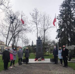 składanie kwiatów pod pomnikiem 3 maja