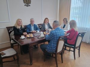 Sekretarze z pobliskich miast, gmin i powiatu podczas posiedzenia.