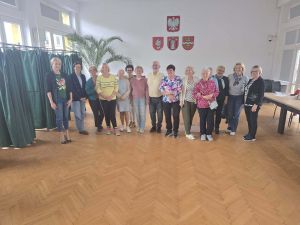 Uczestnicy projektu "Aktywny Senior" wraz z Koordynatorem projektu i Burmistrz