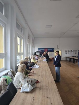 Podpisywanie umów przez uczestników projektu "Aktywny Senior"