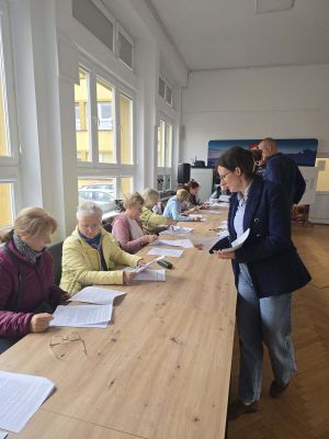 Podpisywanie umów przez uczestników projektu "Aktywny Senior"