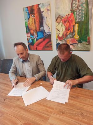 Dwie osoby podpisujące umowę