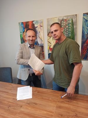 Dwie osoby podają sobie ręce
