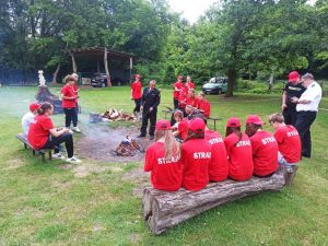 Grupa ludzi piknik