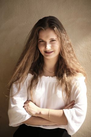 Uśmiechnięta kobieta Maria