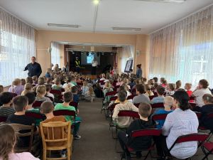 Spotkanie z policjantami i psem policyjnym w Zespole Szkół Miejskich