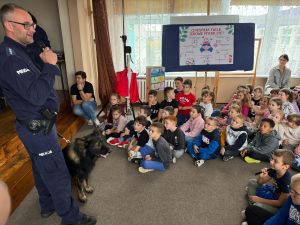 Spotkanie z policjantami i psem policyjnym w Zespole Szkół Miejskich
