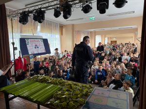 Spotkanie z policjantami i psem policyjnym w Zespole Szkół Miejskich