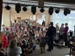 Spotkanie z policjantami i psem policyjnym w Zespole Szkół Miejskich
