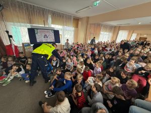 Spotkanie z policjantami i psem policyjnym w Zespole Szkół Miejskich