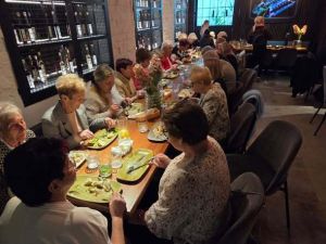 Seniorzy siedzący przy stole