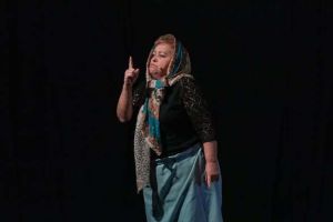 Pani grożąca palcem