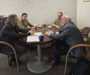 Siedzą przy stole i rozmawiają