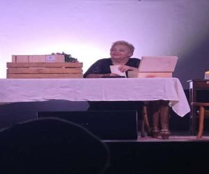 pani siedząca przy stole