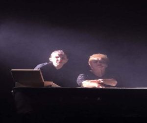 dwie panie siedzące przy stole