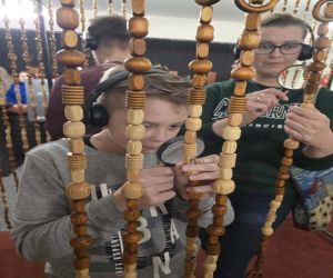 pani z chłopcem ogląda korale