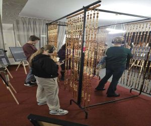 grupa osób ogladająca korale