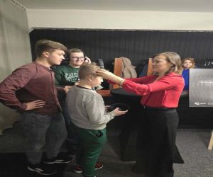 pani zakladająca słuchawki