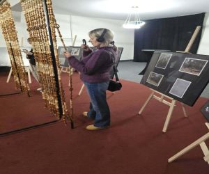 pani oglądająca korale przez lupę