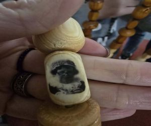 koralik z portretem przedstawiającym kobietę