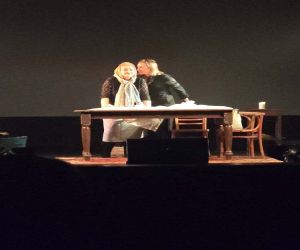 panie stojące przy stole