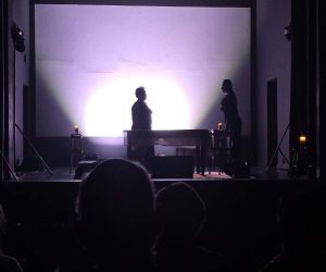 panie na scenie przy zgaszonym świetle