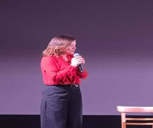 pani mówiąca przez mikrofon