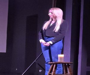 pani Dyrektor Domu Kultury stojąca na scenie