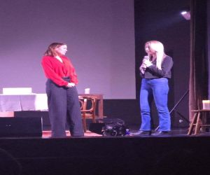 pani Dyrektor Domu Kultury mowiąca przez mikrofon