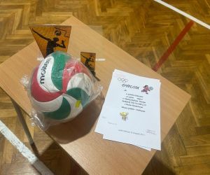 dyplom, statuetki i piłka