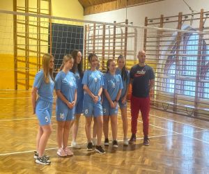 pan Piotrkowski z uczennicami z zespołu Szkół nr 2