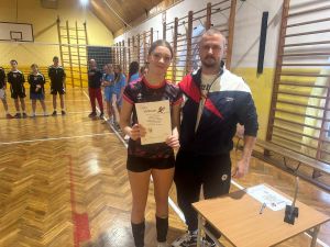 Pan Klugiewicz z uczennicą