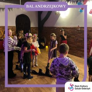 dzieci ustawiające buty do wróżby