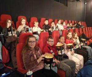 dzieci na sali kinowej