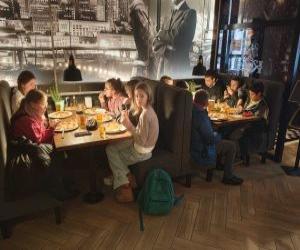 dzieci jedzące pizzę