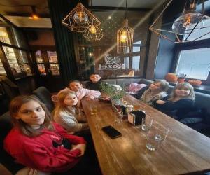 dzieci przy stoliku w restauracji