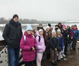 dzieci z panem Mamrotem Kierownikiem Ośrodka Sportu i Rekreacji w Golubiu-Dobrzyniu