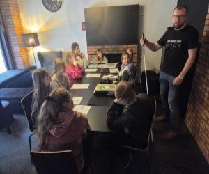 dzieci słuchające lekcji Niewidzialny Dom