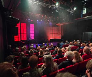 członkowie Klubu Seniora w teatrze