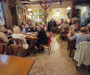 członkowie Klubu Seniora w restauracji