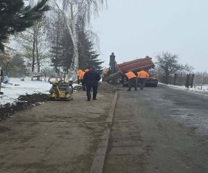 Pan Burmistrz z pracownikami wykonującymi prace na drodze