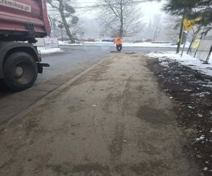 pracownik remontujący drogę zamyka przejazd