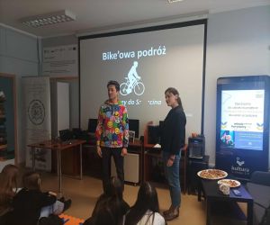 Pani Agata Bartłomiejus Dyrektorka Miejskiej i Powiatowej Biblioteki Publicznej z podróżnikiem Danielem Kocujem