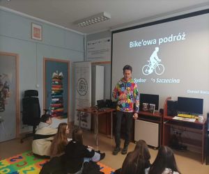 pan Daniel Kocuj z młodzieżą opowiadający swoją historię